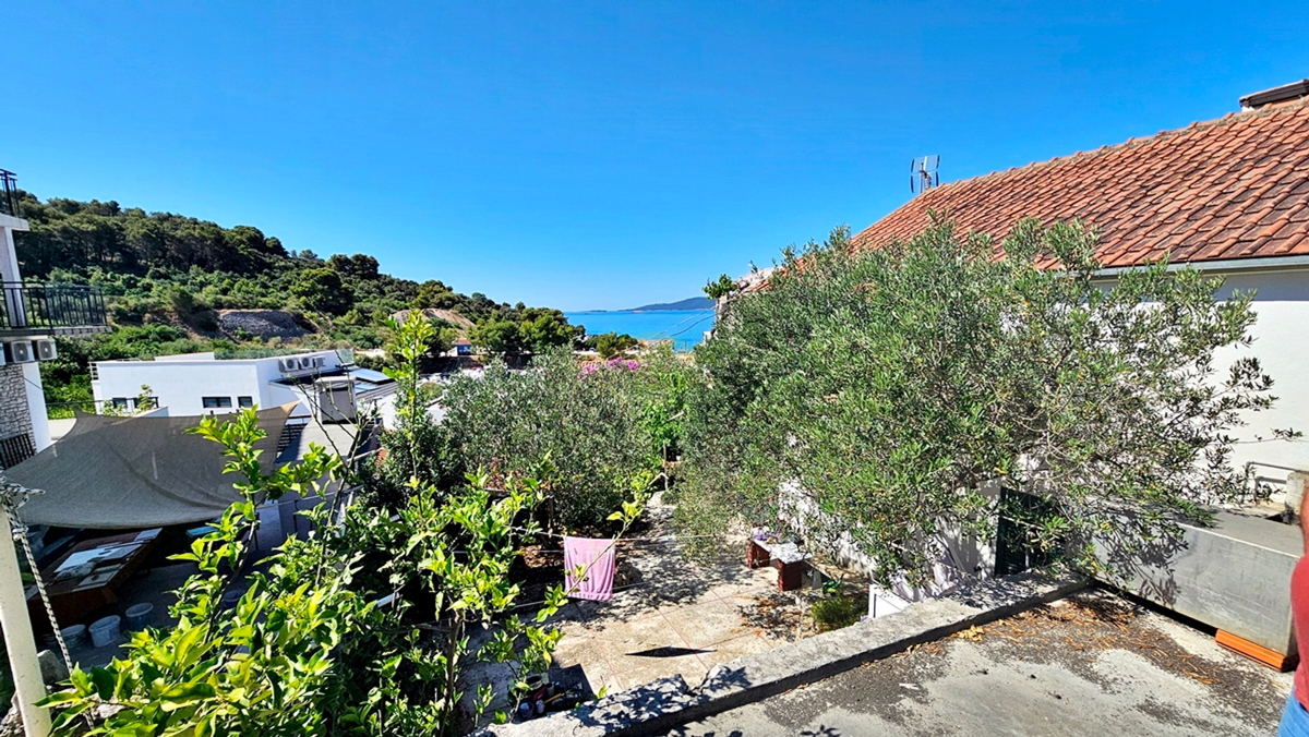 Samostojna hiša v Okrugu Donjem/Čiovo na izjemni lokaciji, drugi vrsti od morja